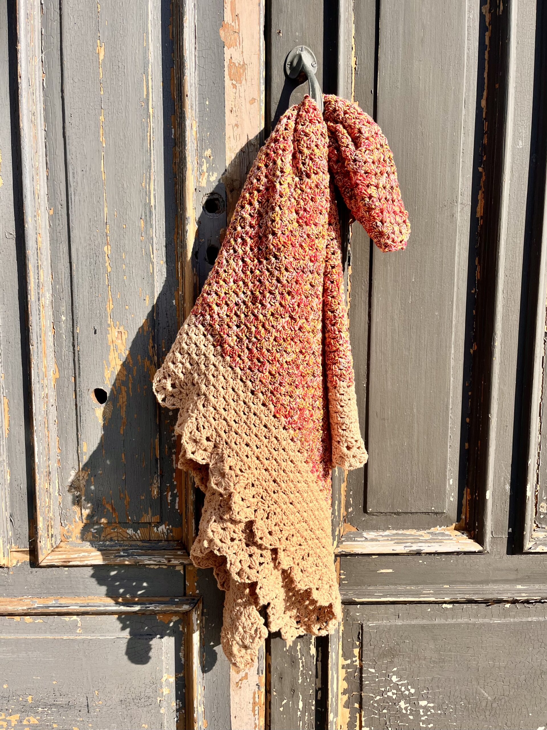 Haakpakket granny omslagdoek met sierrand