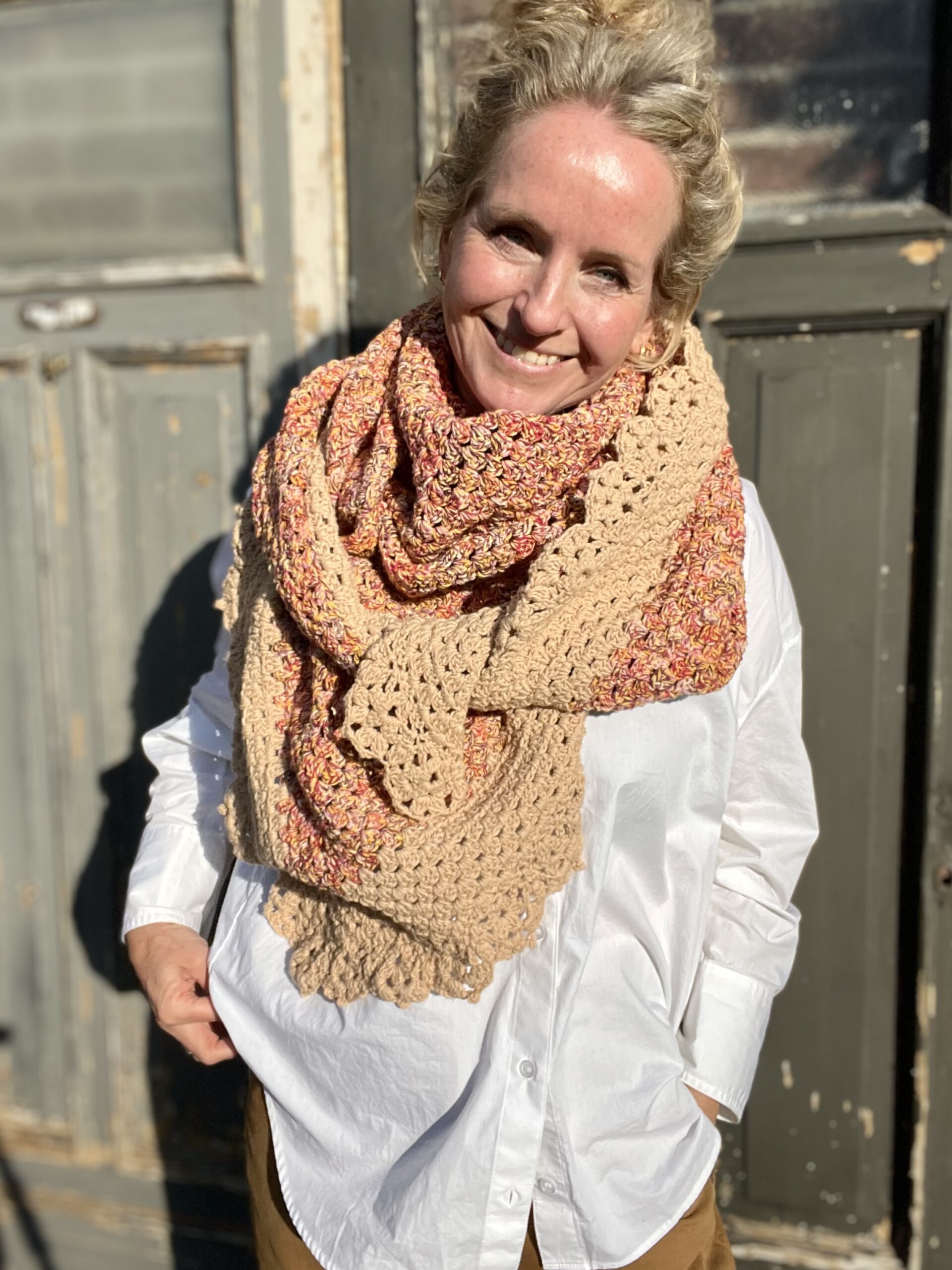 Haakpakket granny omslagdoek met sierrand